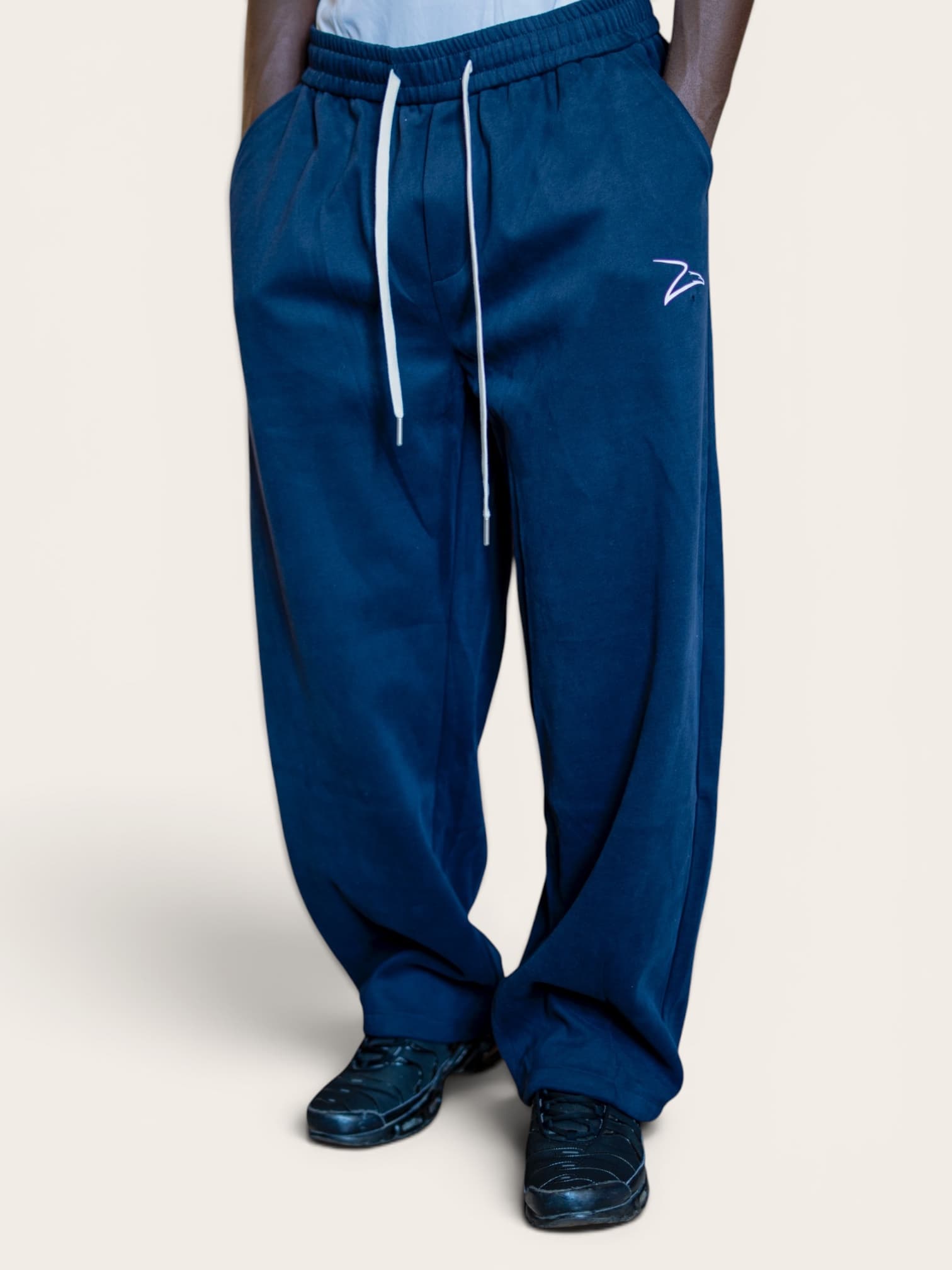 Pantalon de survêtement bleu marine avec cordon de serrage et logo blanc